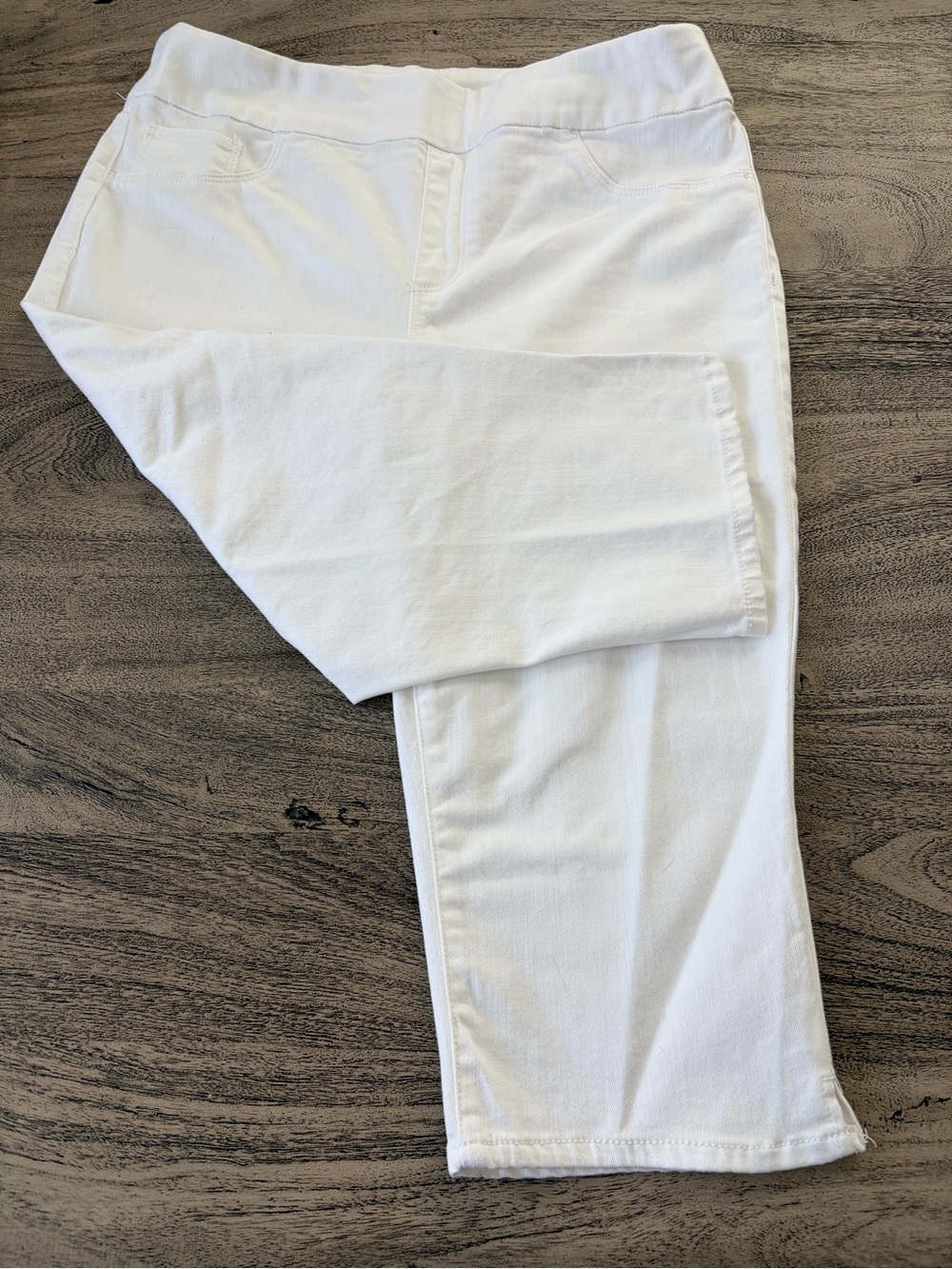 Chico’s Slim Leg Pull on Style White Denim Capri NWT Size 12